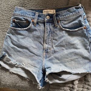 Abercrombie, The Mom Short size 25/0. Gently warn, well taken care of.